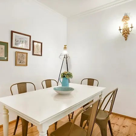 Spacious Bairro Alto With Courtyard, By Timecooler *