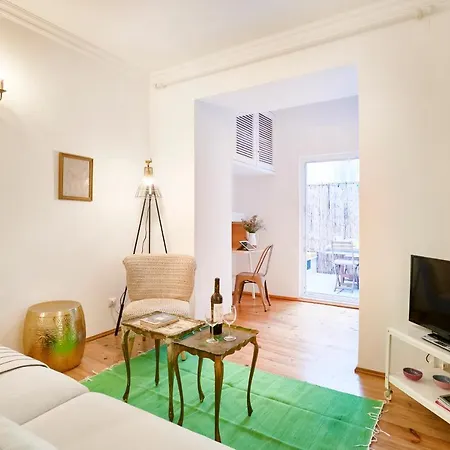 Apartment Spacious Bairro Alto With Courtyard, By Timecooler *