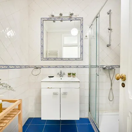Appartement Spacious Bairro Alto With Courtyard, By Timecooler Lissabon